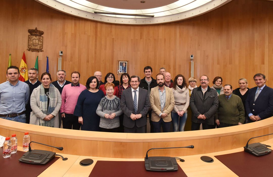 Reunión de diputados en la Diputación de Granada y el presidente Entrena con alcaldes benefiados del acuerdo con Caja Rural contra la exclusión financiera Reunión de diputados en la Diputación de Granada y el presidente Entrena con alcaldes benefiados del acuerdo con Caja Rural contra la exclusión financiera