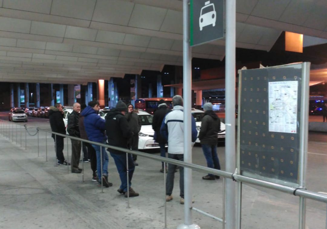 Un centenar de taxistas cortan la M-40 de Madrid durante unos minutos