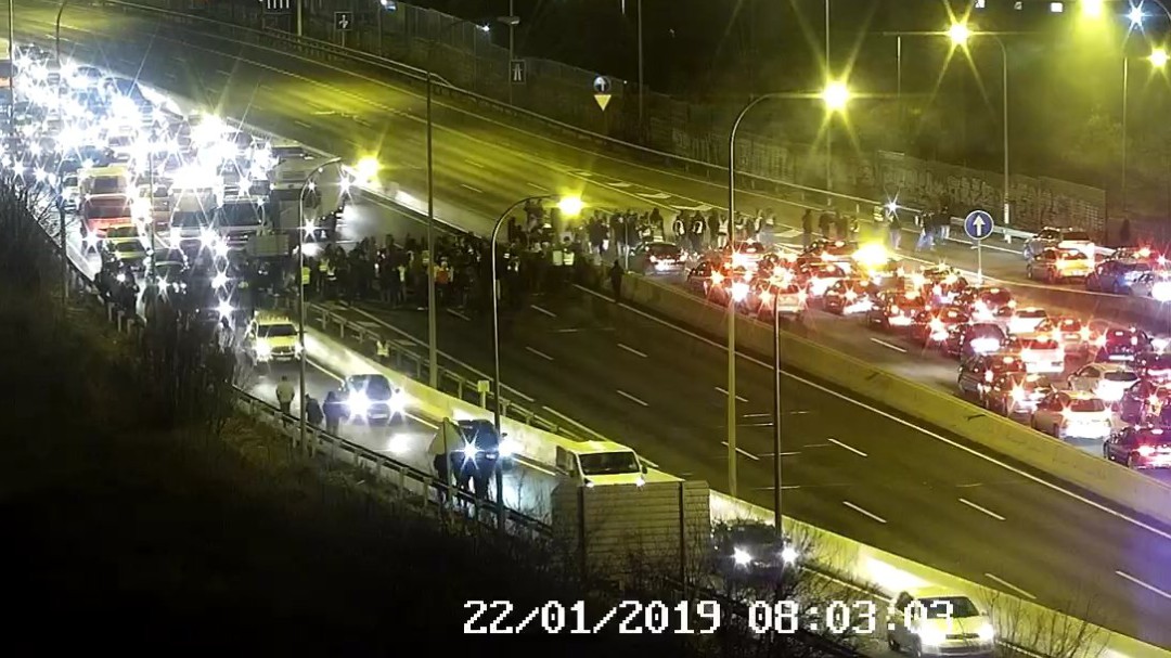 Un centenar de taxistas cortan la M-40 de Madrid durante unos minutos