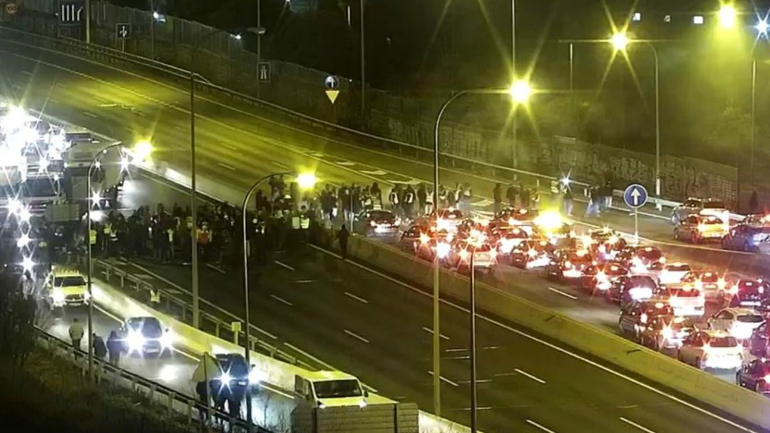 Un centenar de taxistas cortan la M-40 de Madrid durante unos minutos