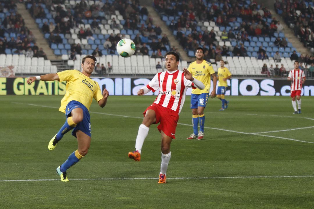 Hicham en un partido con el Almería Hicham en un partido con el Almería