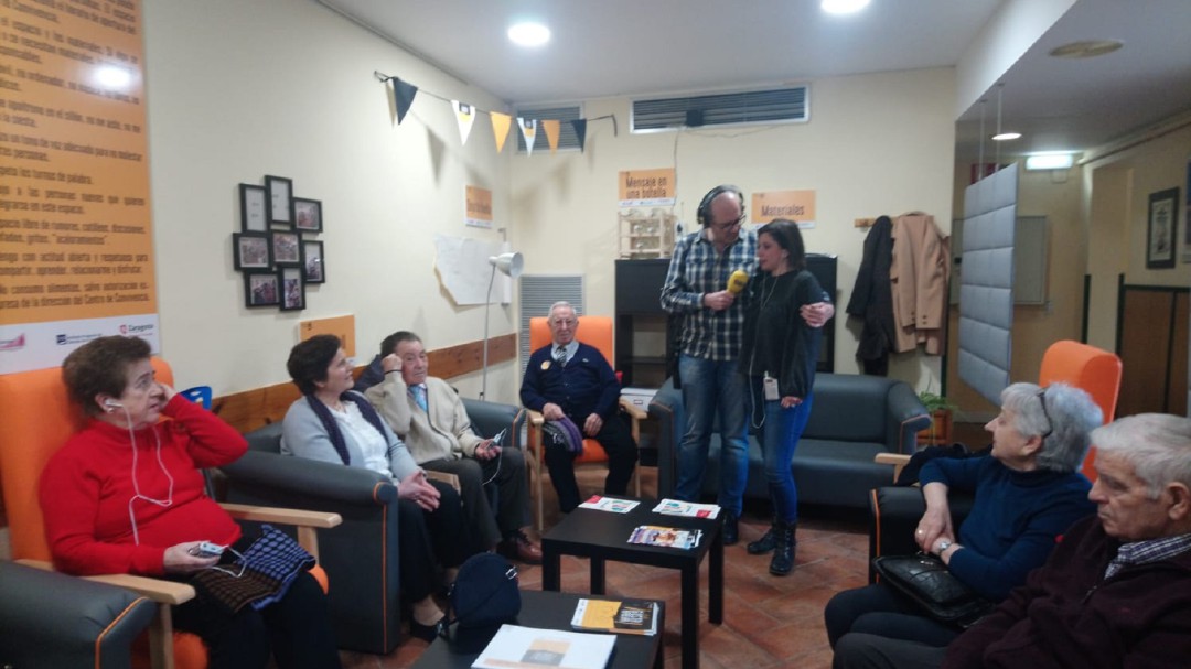 Una 'charradica' por la tarde para combatir la soledad