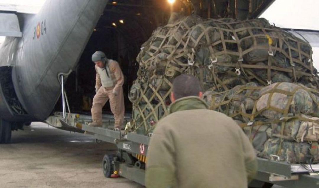 Carga de armamento en un avión militar del Ejército del Aire. Carga de armamento en un avión militar del Ejército del Aire.