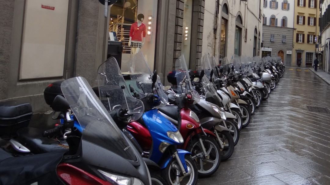 Empresonada una parella de lladres en moto difícil d'identificar