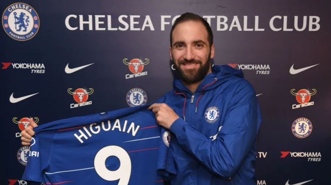 Higuaín posa con la camiseta del Chelsea. Higuaín posa con la camiseta del Chelsea.