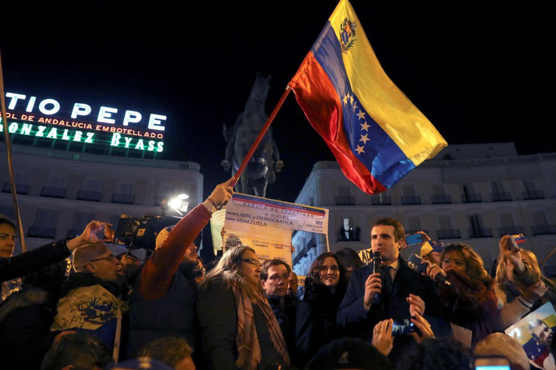 El líder del PP Pablo Casado (d) y decenas de venezolanos se concentran en la madrileña Puerta del Sol tras conocer que el presidente del Parlamento venezolano Juan Guaidó se ha autoproclamado jefe de Estado de Venezuela. El líder del PP Pablo Casado (d) y decenas de venezolanos se concentran en la madrileña Puerta del Sol tras conocer que el presidente del Parlamento venezolano Juan Guaidó se ha autoproclamado jefe de Estado de Venezuela.