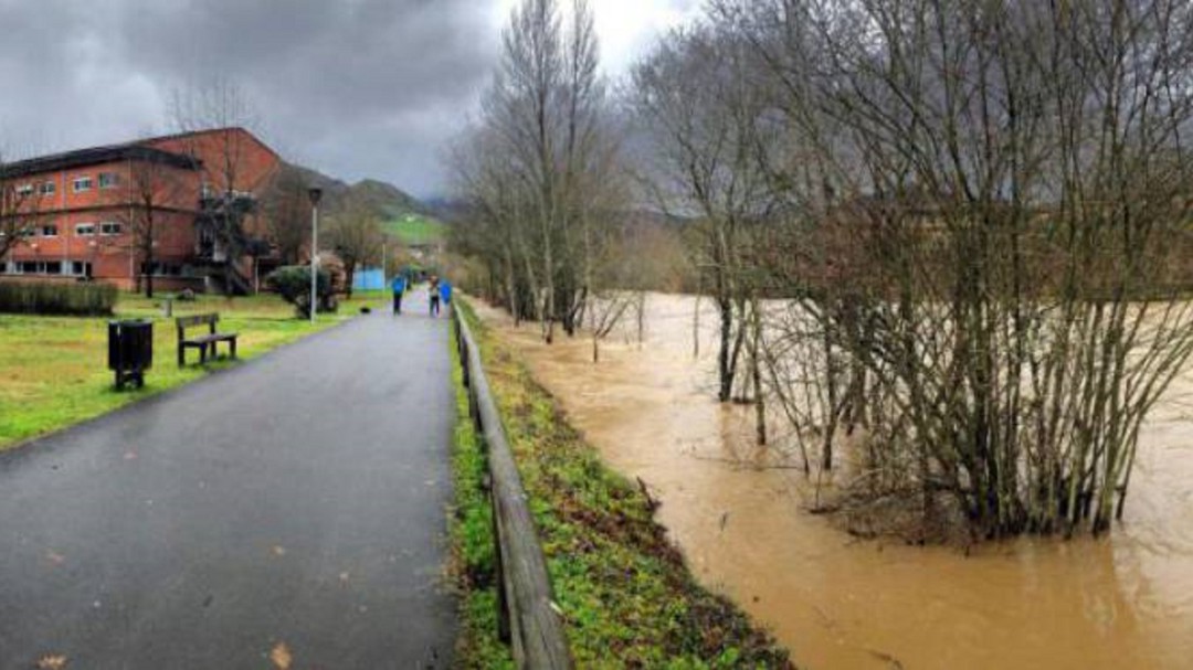 Las lluvias, junto a la pleamar prevista para esta tarde, amenazan con desbordar una decena de ríos