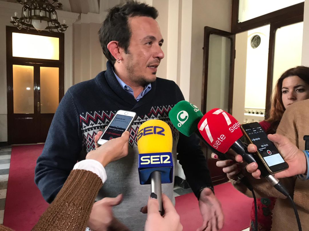 José María González al entrar en la reunión José María González al entrar en la reunión