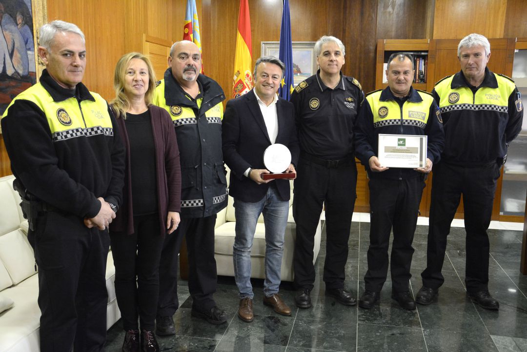 El alcalde José Chulvi recibe a los agentes de la Unidad de Cometidos Especiales de la Policía Local. El alcalde José Chulvi recibe a los agentes de la Unidad de Cometidos Especiales de la Policía Local.