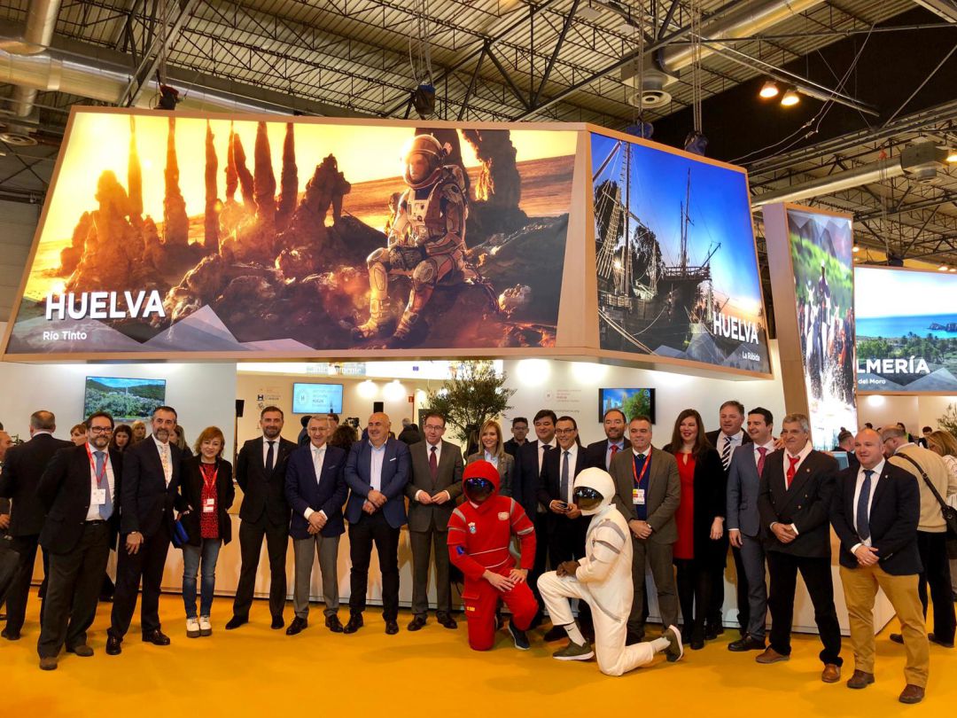 Autoridades onubenses en el stand de Huelva (FITUR 2019) Autoridades onubenses en el stand de Huelva (FITUR 2019)
