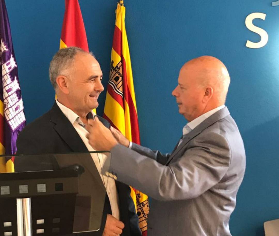 Josep Tur junto al concejal del PI, Joan Torres en la toma de posesión de este último Josep Tur junto al concejal del PI, Joan Torres en la toma de posesión de este último