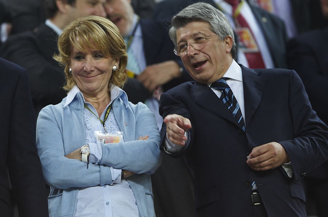 Esperanza Aguirre y Enrique Cerezo, en una imagen de archivo en un partido de fútbol Esperanza Aguirre y Enrique Cerezo, en una imagen de archivo en un partido de fútbol