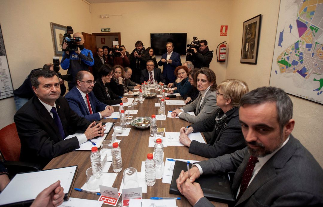 La ministra para la Transición Ecológica, Teresa Ribera (3d), visita Andorra (Teruel) tras el anuncio por parte de Endesa del cierre de la central térmica y de varias minas en la comarca, y se reúne con el presidente de Aragón, Javier Lambán (2i), los alcaldes de Andorra, Sofía Ciércoles (3i), y Ariño, Joaquín Noé (i), y con representantes de diversos colectivos y agentes sociales La ministra para la Transición Ecológica, Teresa Ribera (3d), visita Andorra (Teruel) tras el anuncio por parte de Endesa del cierre de la central térmica y de varias minas en la comarca, y se reúne con el presidente de Aragón, Javier Lambán (2i), los alcaldes de Andorra, Sofía Ciércoles (3i), y Ariño, Joaquín Noé (i), y con representantes de diversos colectivos y agentes sociales