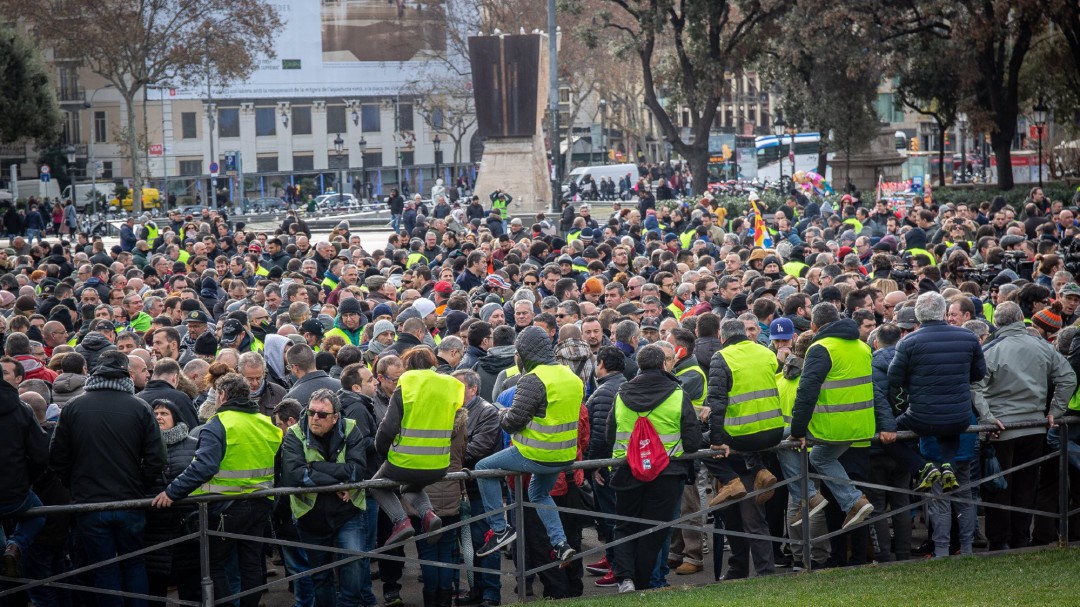 Los taxistas de Barcelona votan si aceptan el decreto de la Generalitat