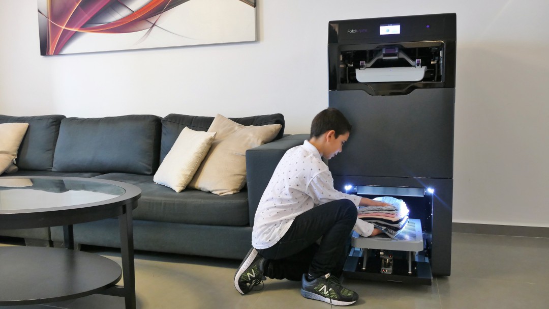 Así es la máquina que dobla, plancha y perfuma la ropa en menos de cinco minutos