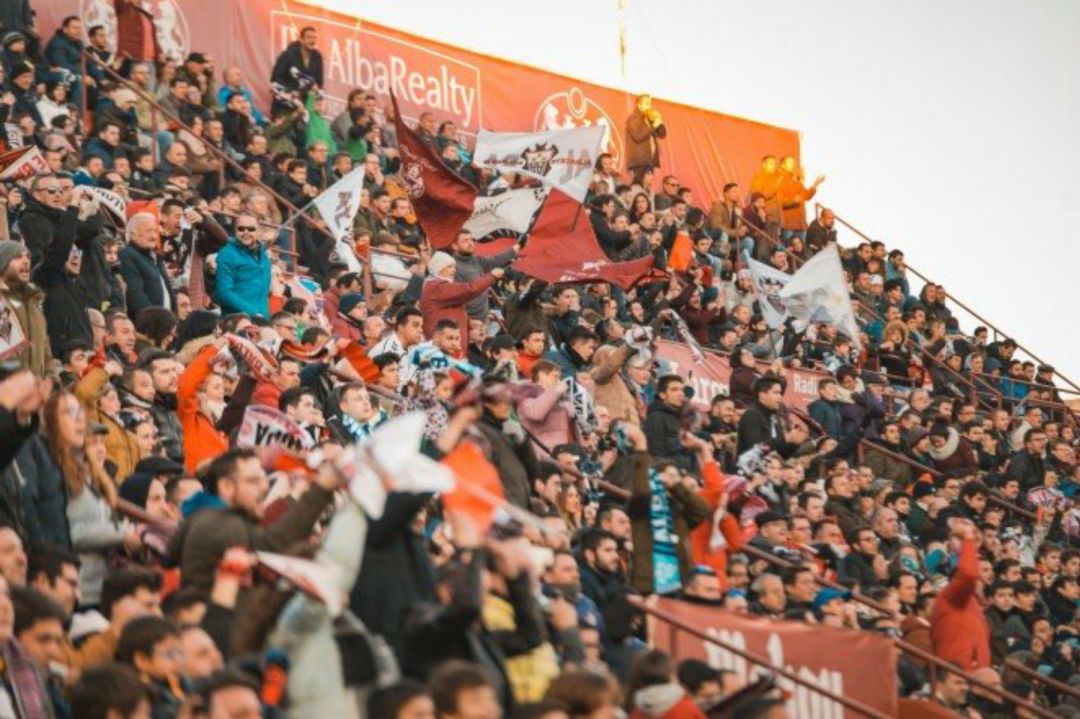 Los aficionados del Albacete animan a sus jugadores durante el transcurso de un partido Los aficionados del Albacete animan a sus jugadores durante el transcurso de un partido
