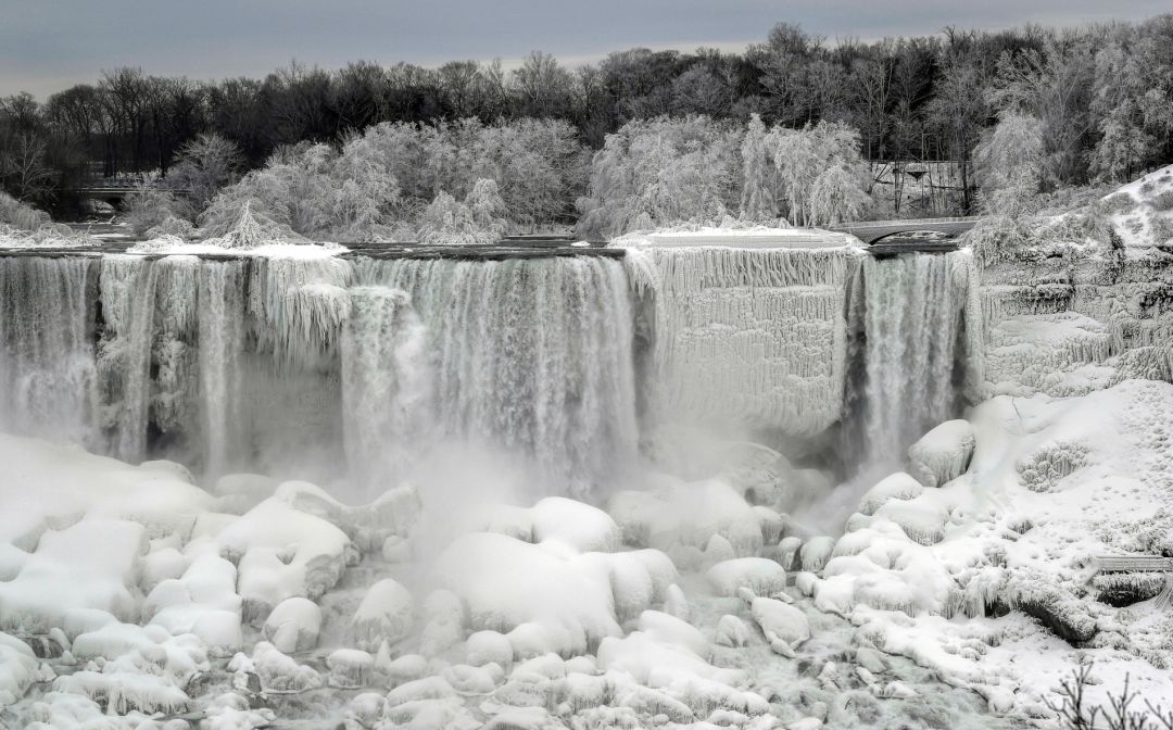Las cataratas han amanecido completamente congeladas. Las cataratas han amanecido completamente congeladas.