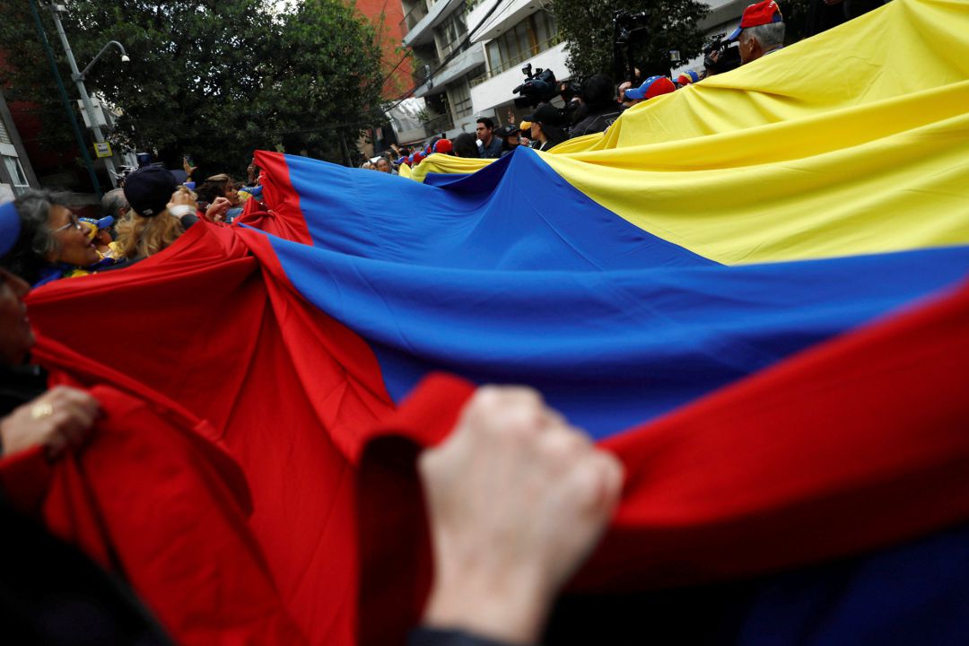 venezolanos sujetando una bandera durante las manifestaciones de los ultimos días venezolanos sujetando una bandera durante las manifestaciones de los ultimos días