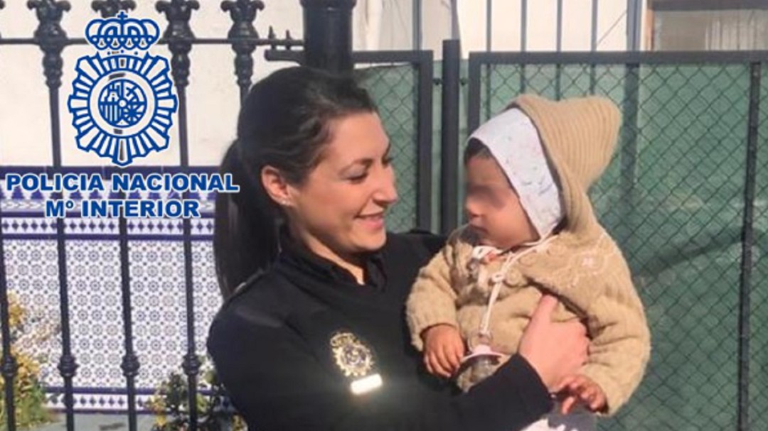 Dos policías salvan la vida de una bebé en Lucena