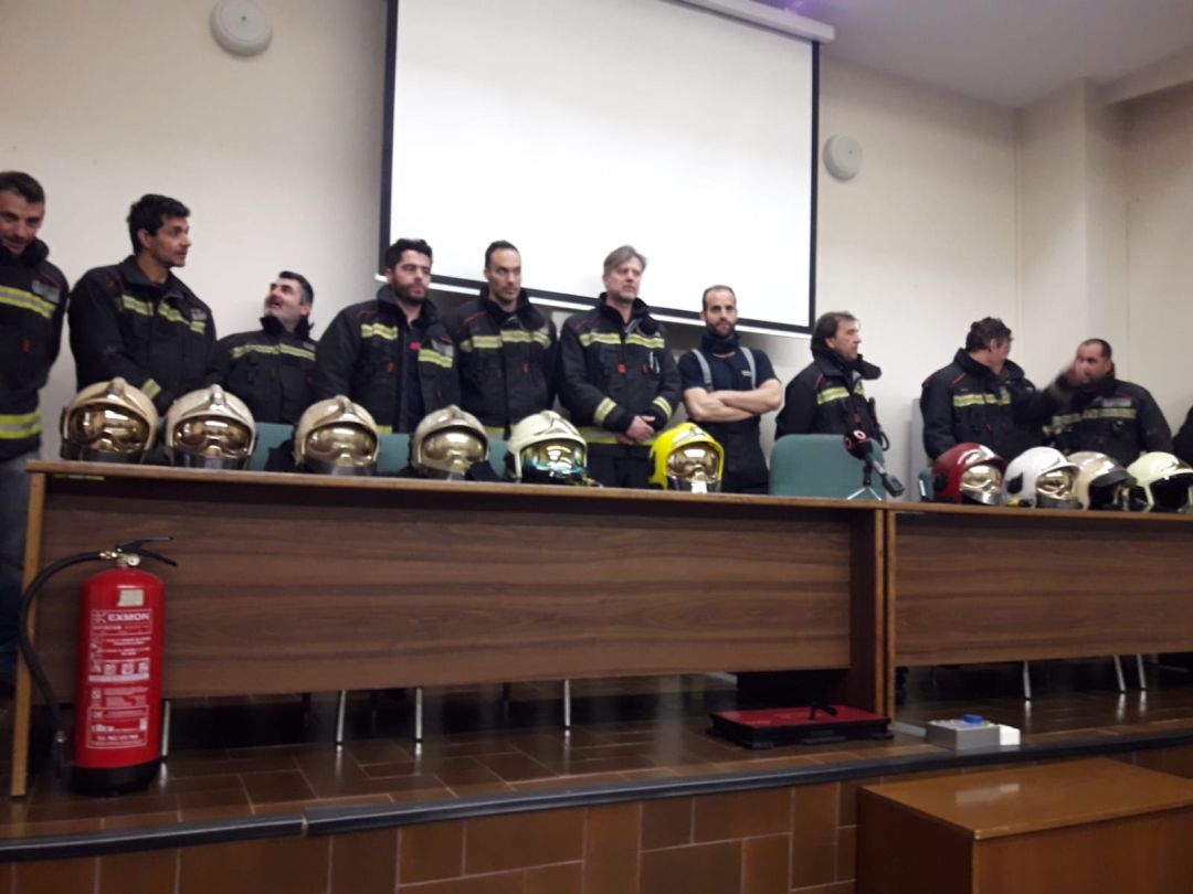 Comparecencia de los bomberos en el parque central. Comparecencia de los bomberos en el parque central.