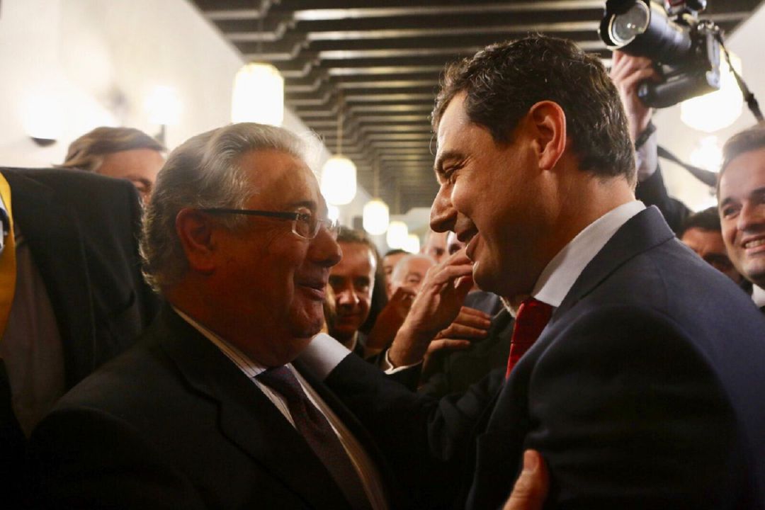 Reciente imagen de Juan Ignacio Zoido, a la izquierda, saludando al nuevo presidente de la Junta de Andalucía, Juan Manuel Moreno Reciente imagen de Juan Ignacio Zoido, a la izquierda, saludando al nuevo presidente de la Junta de Andalucía, Juan Manuel Moreno
