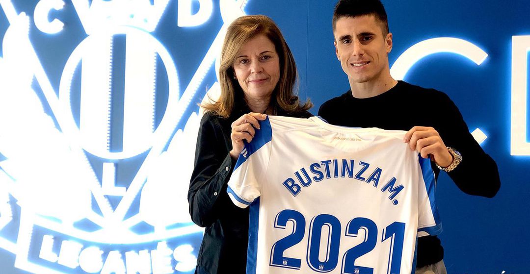 Bustinza (d), que ha jugado 79 partidos oficiales con la blanquiazul, junto a la presidenta del club, Victoria Pavón. Bustinza (d), que ha jugado 79 partidos oficiales con la blanquiazul, junto a la presidenta del club, Victoria Pavón.