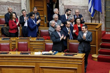 El Primer Ministro griego, Alexis Tsipras, y los miembros del gobierno aplauden despues de la votación del acuerdo entre Grecia y Macedonia El Primer Ministro griego, Alexis Tsipras, y los miembros del gobierno aplauden despues de la votación del acuerdo entre Grecia y Macedonia
