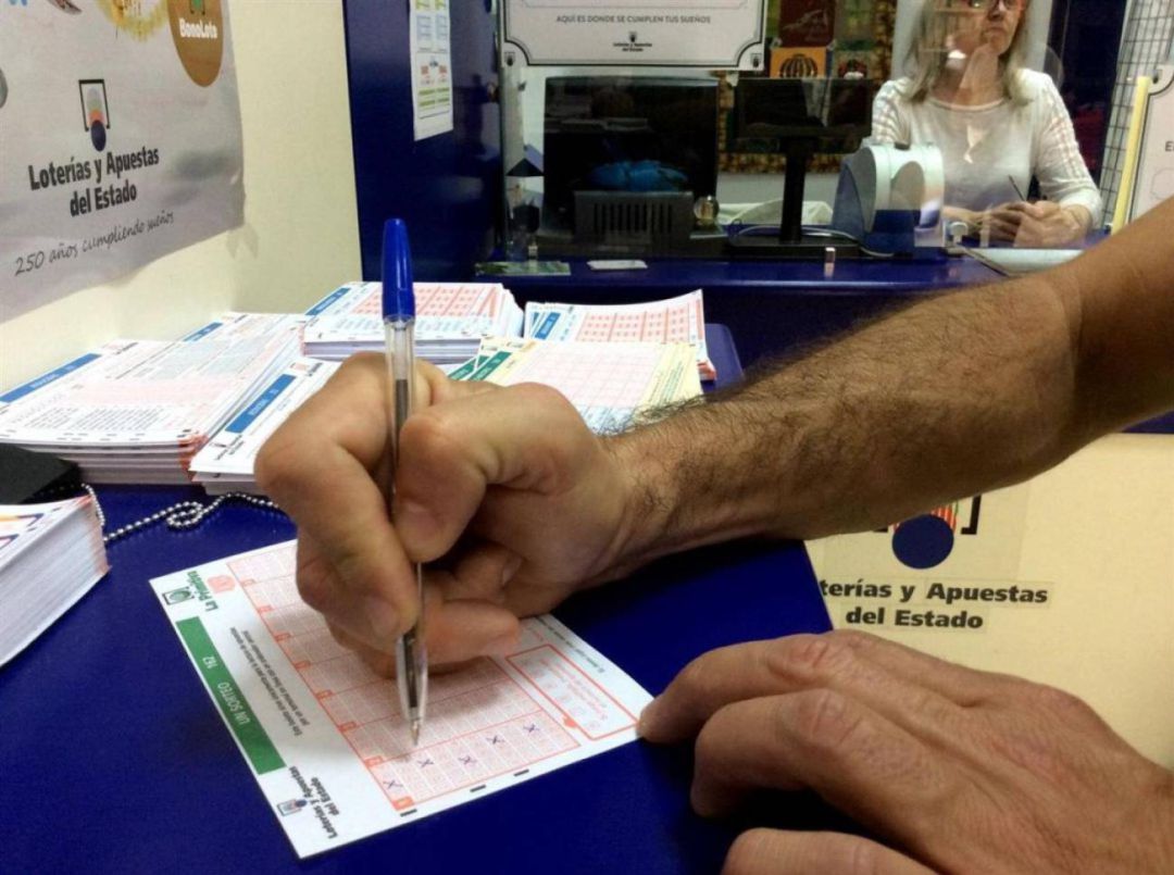 Un apostante cubre su boleto Un apostante cubre su boleto