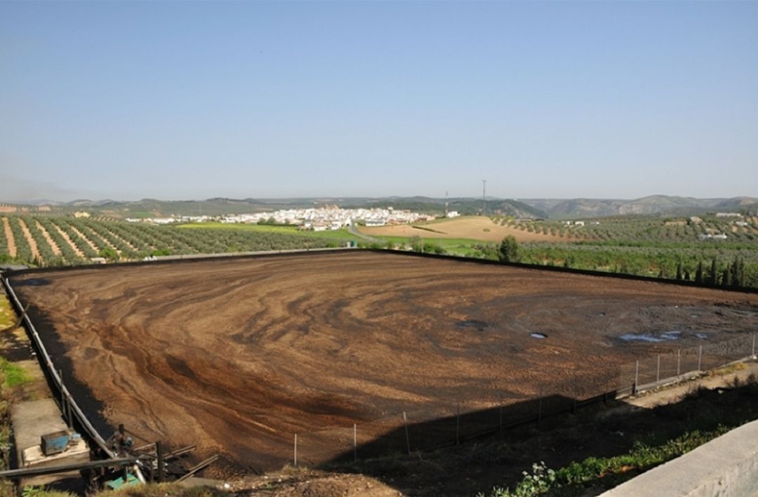 Balsa de almacenamiento de orujo en las instalaciones de Oleícola el Tejar en Palenciana Balsa de almacenamiento de orujo en las instalaciones de Oleícola el Tejar en Palenciana
