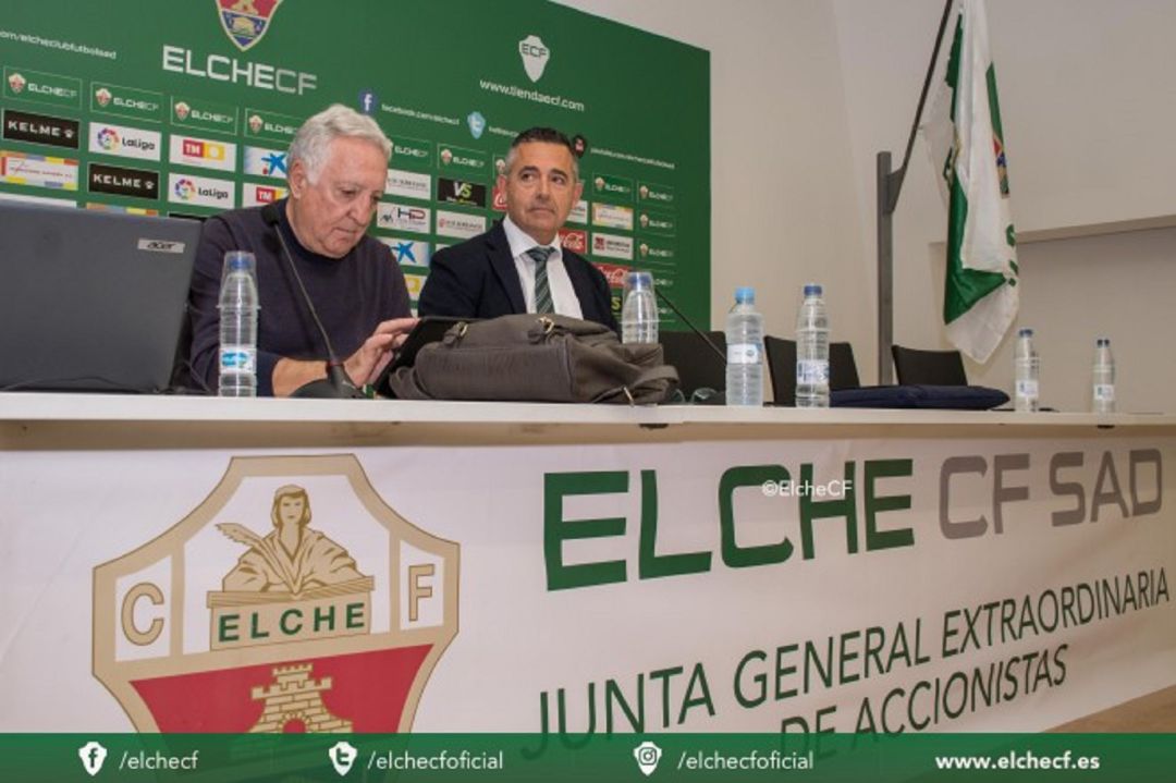 El presidente del Elche Diego García, a la derecha, junto al consejero José Luis Maruenda El presidente del Elche Diego García, a la derecha, junto al consejero José Luis Maruenda