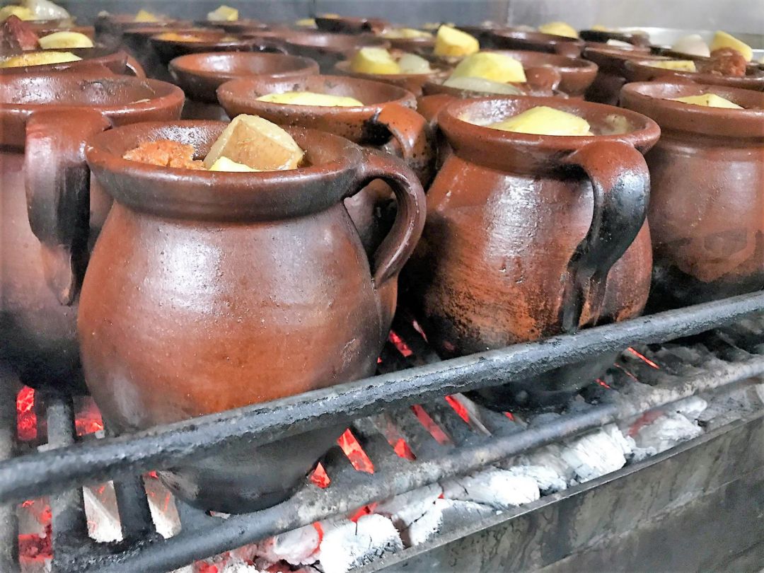 Pucheros individuales con cocido madrileño a fuego lento sobre brasa de encinas Pucheros individuales con cocido madrileño a fuego lento sobre brasa de encinas