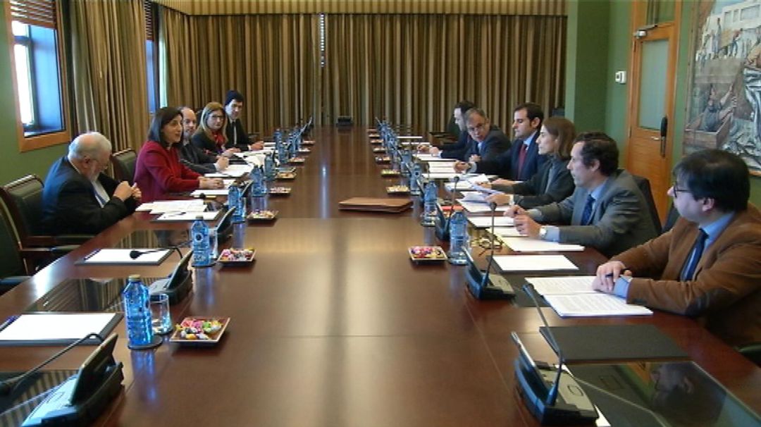 La Conselleira de Medio Ambiente (de rojo a la izquierda) preside el Comité de seguimiento de la PLISAN La Conselleira de Medio Ambiente (de rojo a la izquierda) preside el Comité de seguimiento de la PLISAN