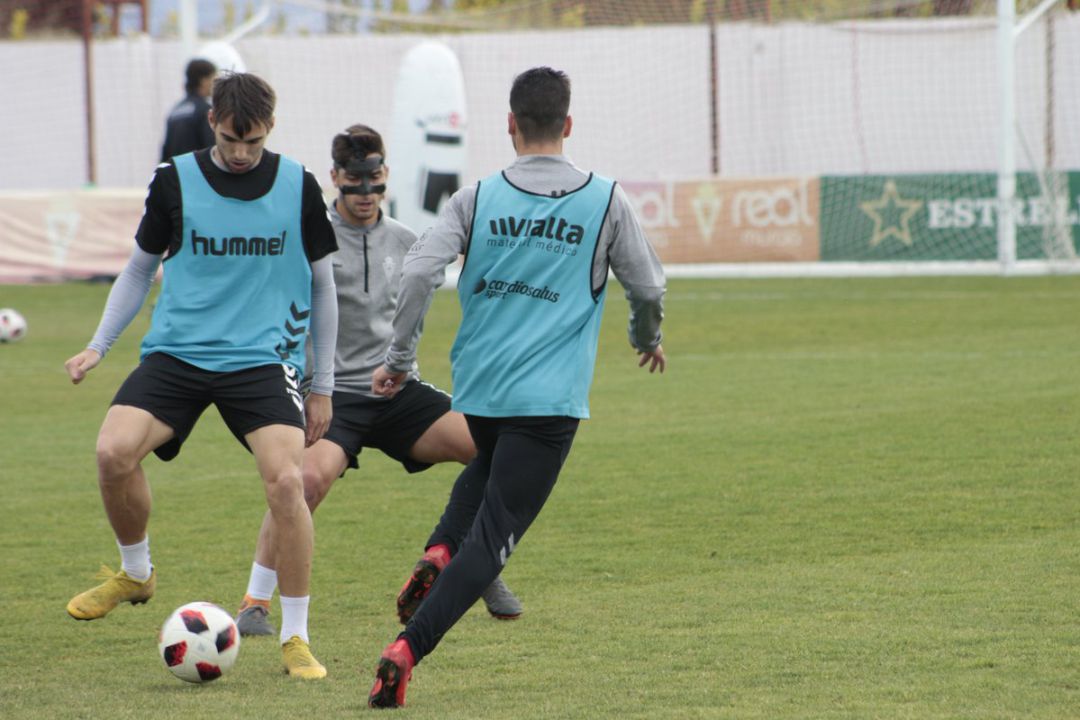 El Real Murcia recibe al CD Badajoz, otra vez con lo justo El Real Murcia recibe al CD Badajoz, otra vez con lo justo