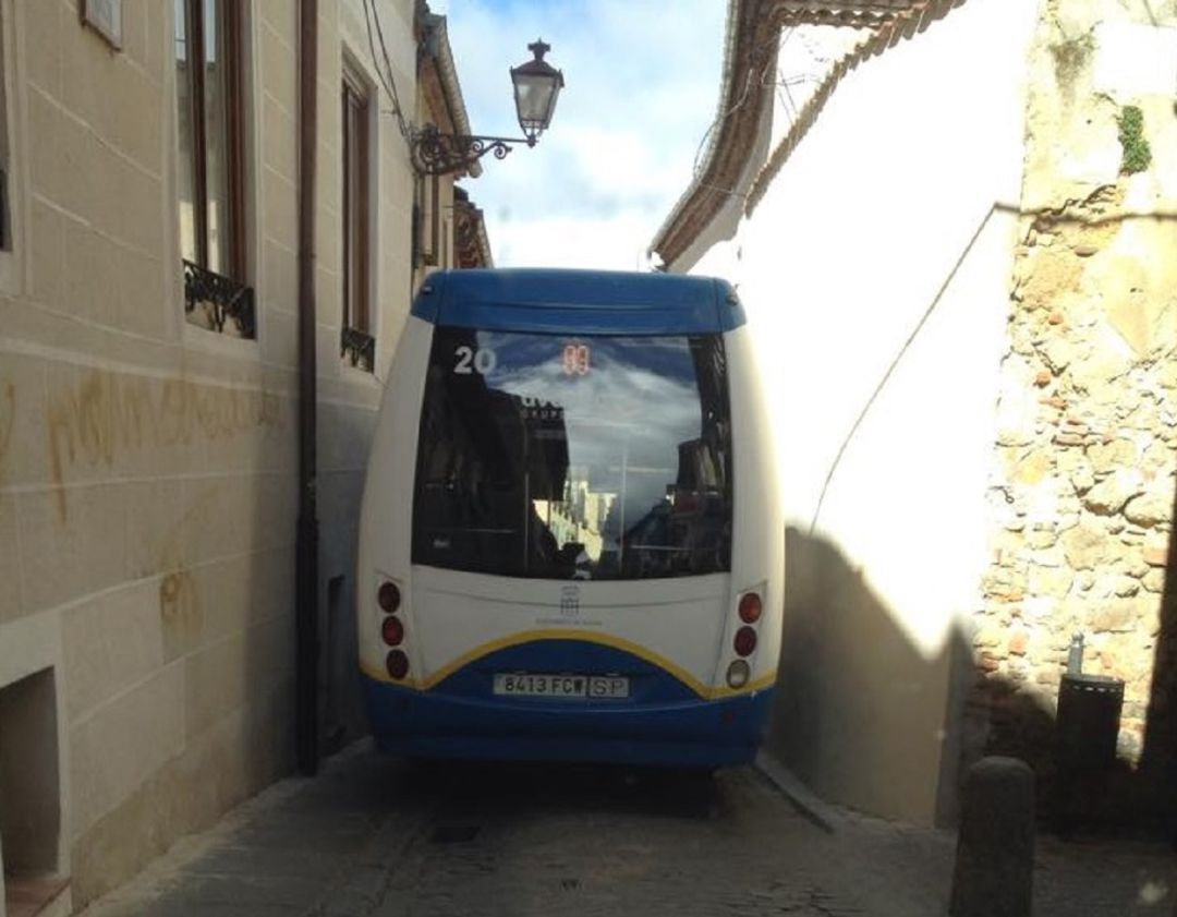 Autobús de la línea 9 en el casco histórico Autobús de la línea 9 en el casco histórico