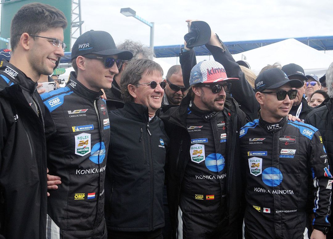 Alonso celebra junto a sus compañeros Alonso celebra junto a sus compañeros