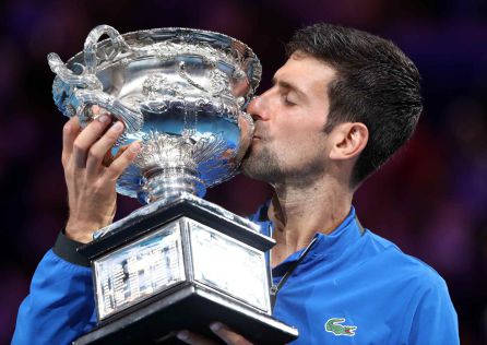 Djokovic besa el trofeo de campeón del Open de Australia. Djokovic besa el trofeo de campeón del Open de Australia.