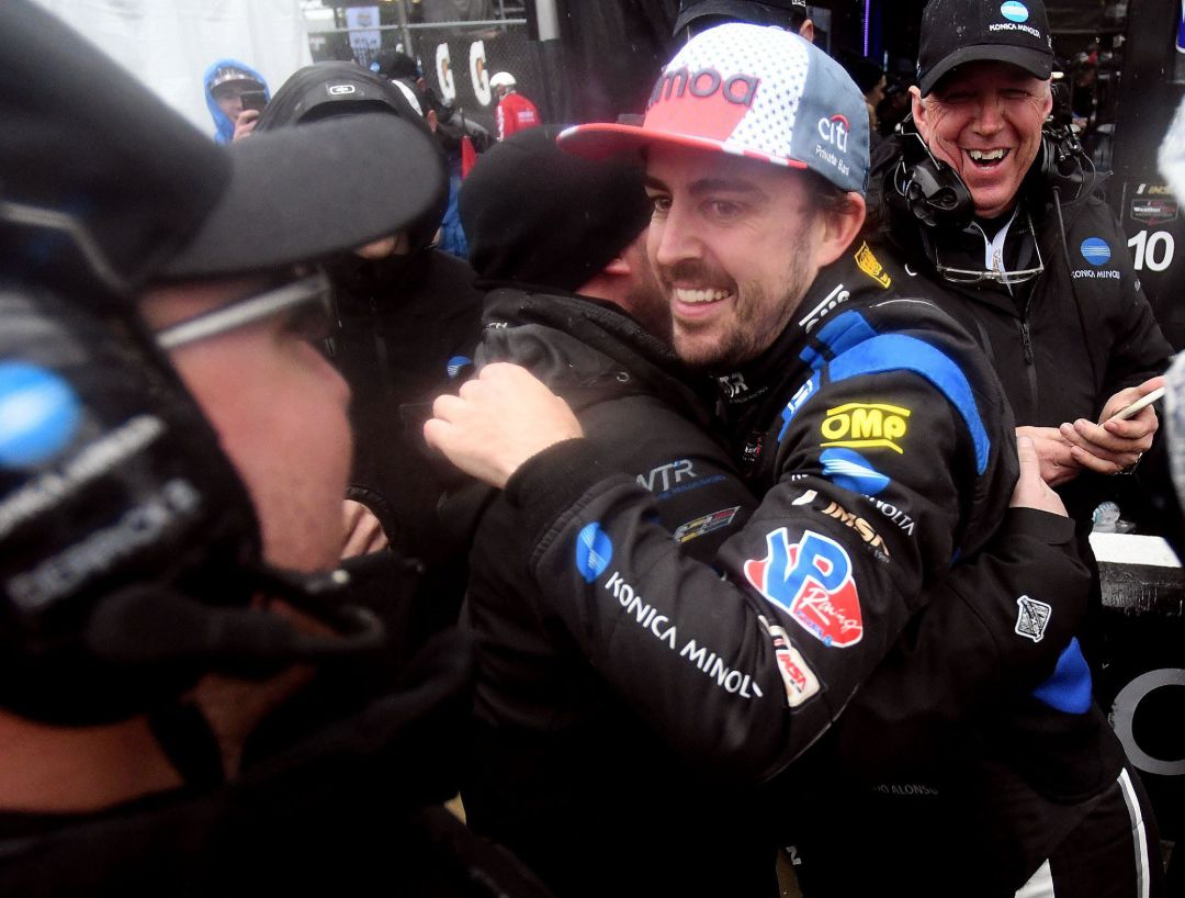 Fernando Alonso celebra su victoria en las 24 horas de Daytona. Fernando Alonso celebra su victoria en las 24 horas de Daytona.