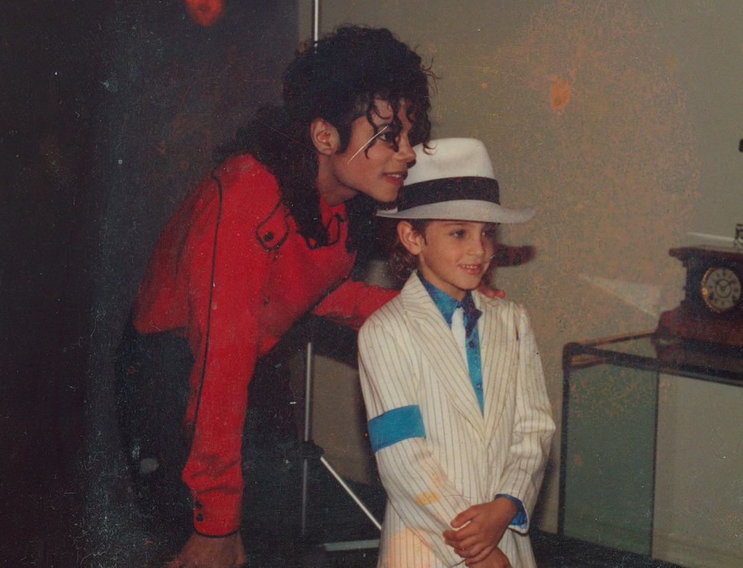 Fotograma del documental "Leaving Neverland" cedido por Sundance Institute, donde se aparece el fallecido cantante de pop estadounidense Michael Jackson junto a un niño no identificado Fotograma del documental "Leaving Neverland" cedido por Sundance Institute, donde se aparece el fallecido cantante de pop estadounidense Michael Jackson junto a un niño no identificado
