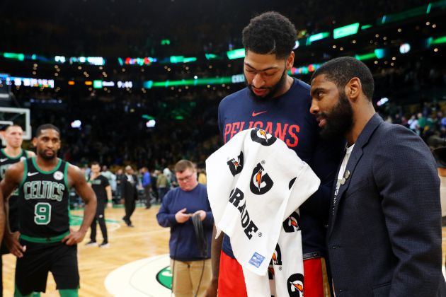 Davis e Irving durante el partido entre Celtics y Pelicans el 10 de diciembre de 2018 Davis e Irving durante el partido entre Celtics y Pelicans el 10 de diciembre de 2018