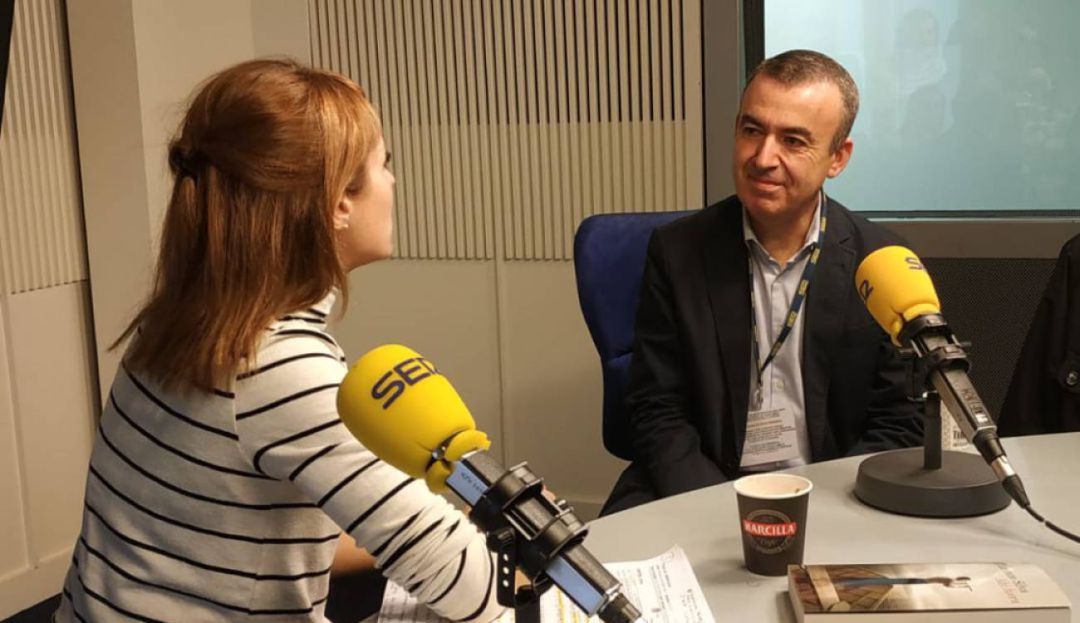 Lorenzo Silva junto a Macarena Berlín en los estudios de Cadena Ser. Lorenzo Silva junto a Macarena Berlín en los estudios de Cadena Ser.