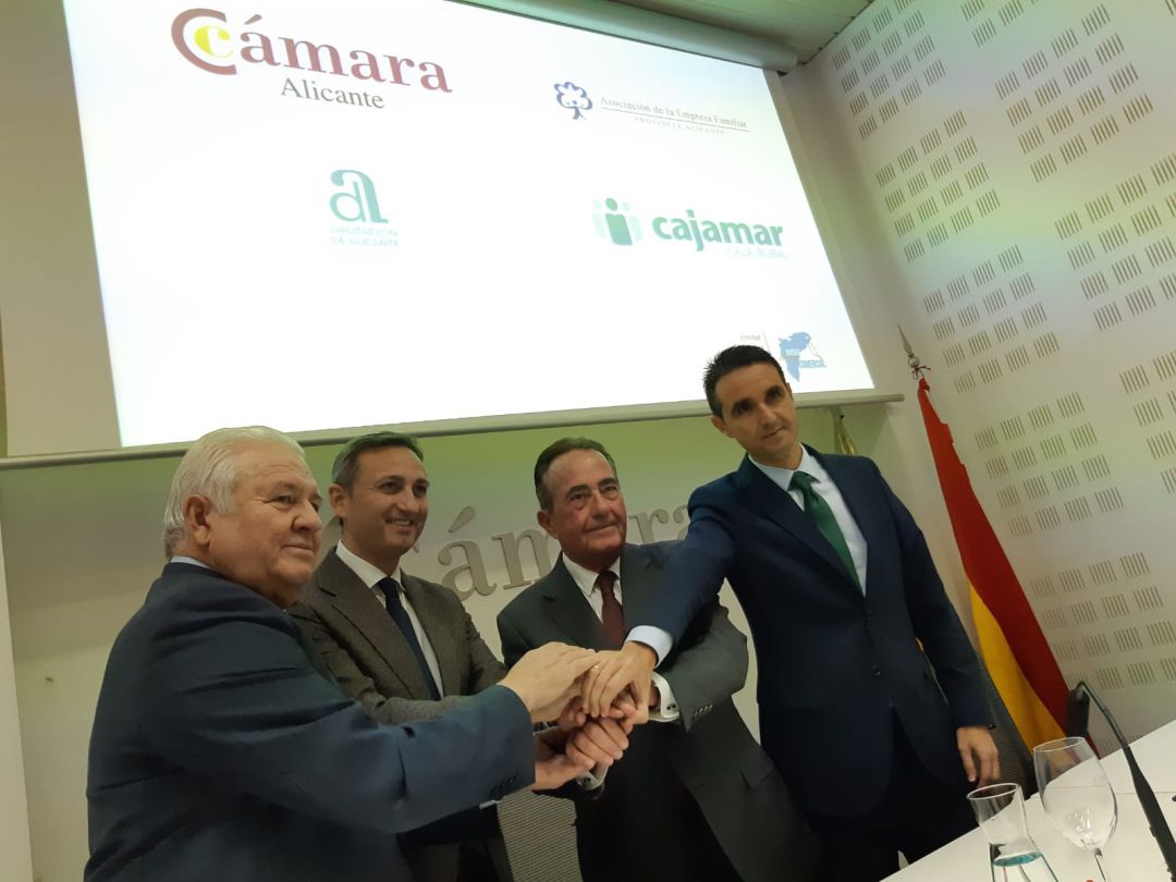 Francisco Gómez (i), César Sánchez, Juan Bautista Riera y Manuel Nieto (d), sellando el acuerdo para la primera gala "Empresas centenarias". Francisco Gómez (i), César Sánchez, Juan Bautista Riera y Manuel Nieto (d), sellando el acuerdo para la primera gala "Empresas centenarias".