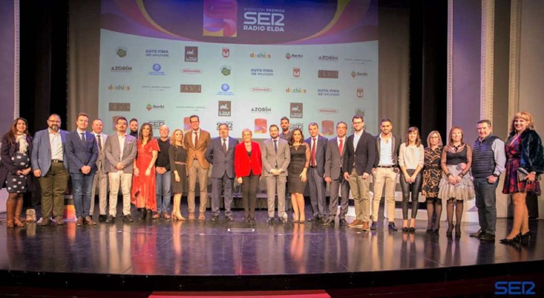 La plantilla de Radio Elda, junto a alcaldes y concejales de la comarca, en el Teatro Castelar al finalizar la gala. La plantilla de Radio Elda, junto a alcaldes y concejales de la comarca, en el Teatro Castelar al finalizar la gala.