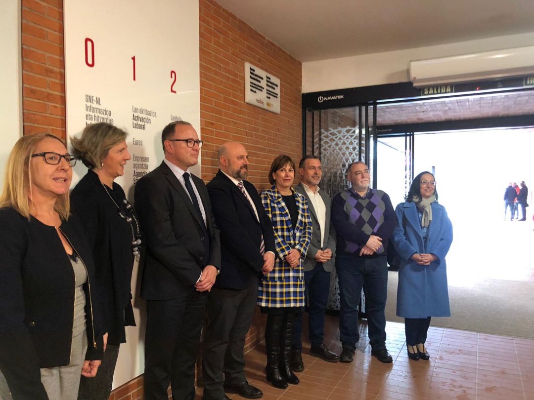 El delegado del Gobierno, Jose Luis Arasti, la presidenta del Gobierno de Navarra, Uxue Barkos, y el vicepresidente de Derechos Sociales, Miguel Laparra, en la inauguración del centro El delegado del Gobierno, Jose Luis Arasti, la presidenta del Gobierno de Navarra, Uxue Barkos, y el vicepresidente de Derechos Sociales, Miguel Laparra, en la inauguración del centro