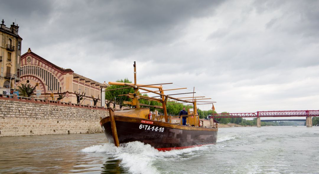 Navegació fluvial pel riu Ebre al seu pas per Tortosa. Navegació fluvial pel riu Ebre al seu pas per Tortosa.
