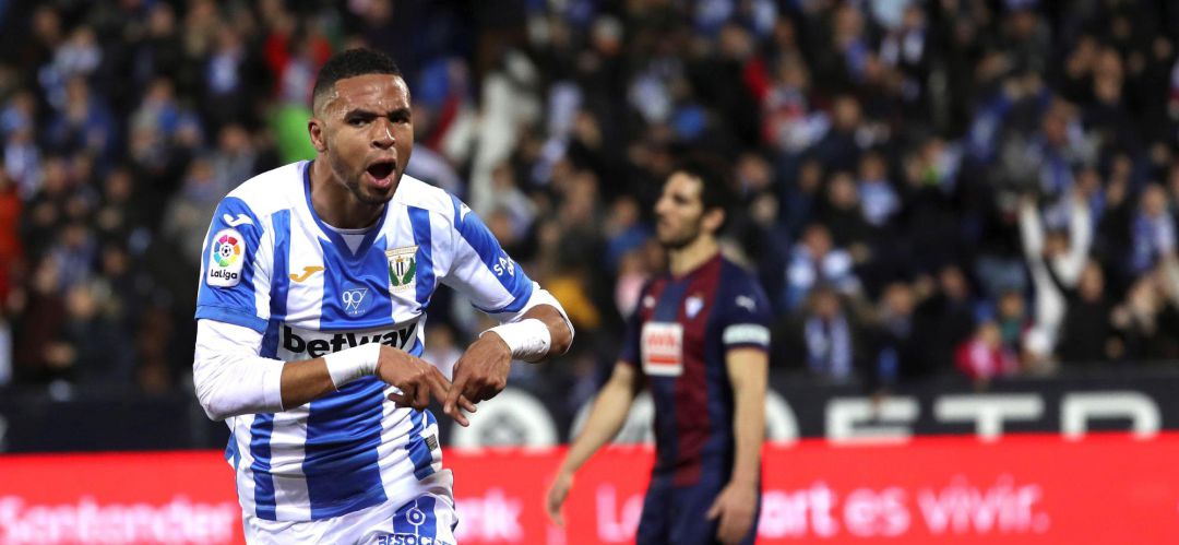 El delantero marroquí del Leganés Youssef En-Nesyri celebra su segundo gol ante el Eibar, durante el partido de la vigésimo primera jornada de Liga que disputaron en el estadio de Butarque. El delantero marroquí del Leganés Youssef En-Nesyri celebra su segundo gol ante el Eibar, durante el partido de la vigésimo primera jornada de Liga que disputaron en el estadio de Butarque.