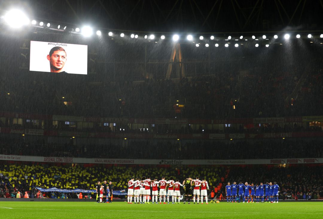 Arsenal y Cardiff guardaron un respetuoso minuto de silencio por Sala Arsenal y Cardiff guardaron un respetuoso minuto de silencio por Sala