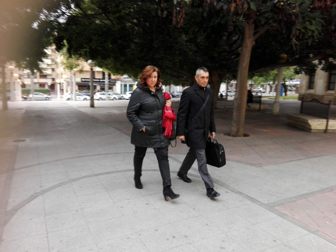 Ana Kringe, acompañada por su abogado, a la entrada para declarar sobre Fitur en el Palacio de Justicia de Benalúa. Ana Kringe, acompañada por su abogado, a la entrada para declarar sobre Fitur en el Palacio de Justicia de Benalúa.