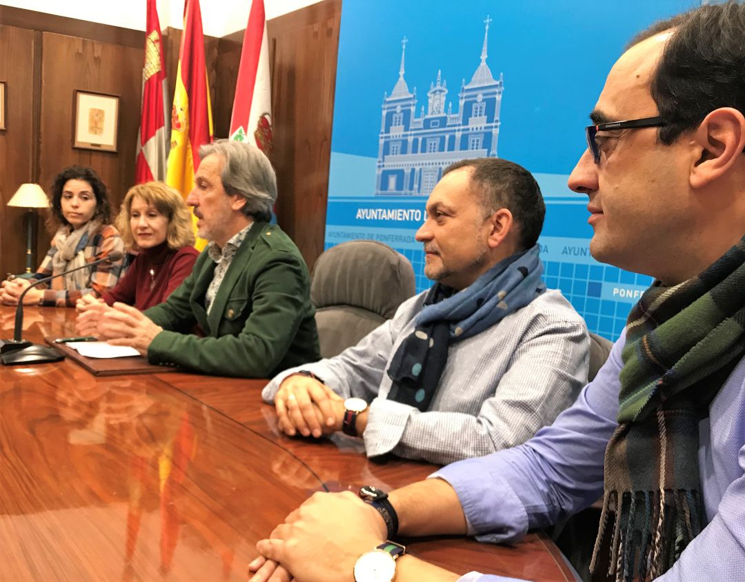 Los sicólogos y el concejal de Bienestar Social, Pedro Muñoz Los sicólogos y el concejal de Bienestar Social, Pedro Muñoz