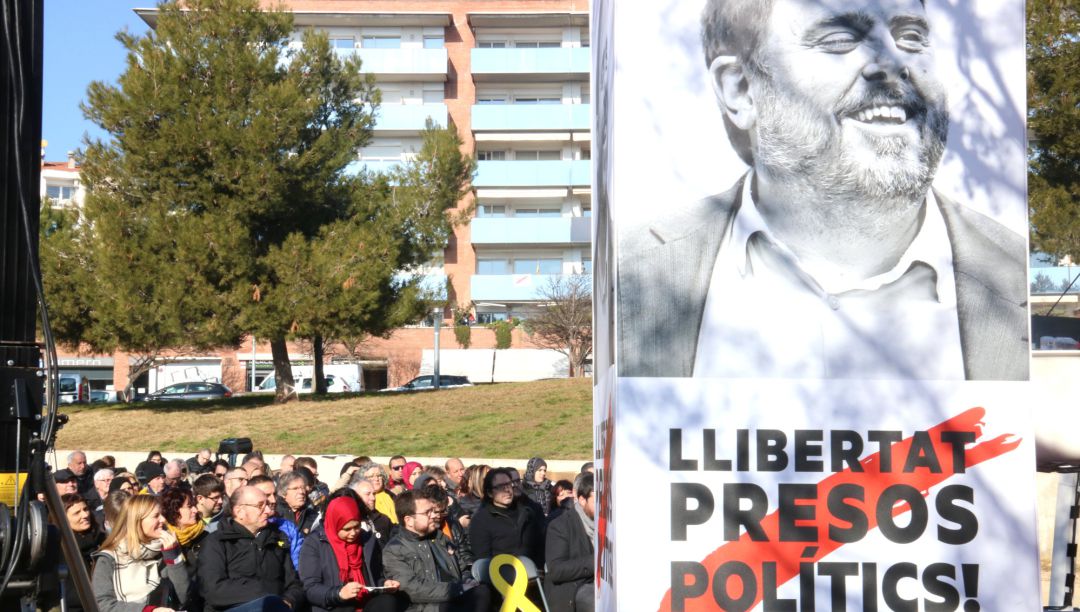 Al centre, el vicepresident del Govern i adjunt a la presidència d'ERC, Pere Aragonès, amb un cartell de l'exvicepresident i líder del partit, Oriol Junqueras, durant l'acte dels republicans a Manresa, el 19 de gener de 2019 (Horitzontal) Al centre, el vicepresident del Govern i adjunt a la presidència d'ERC, Pere Aragonès, amb un cartell de l'exvicepresident i líder del partit, Oriol Junqueras, durant l'acte dels republicans a Manresa, el 19 de gener de 2019 (Horitzontal)