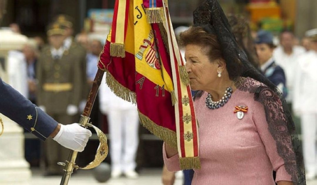 Una mujer jura bandera Una mujer jura bandera